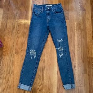 Levi’s 720 High Rise Super Skinny Medium Wash Distressed Jeans. Size 25.
